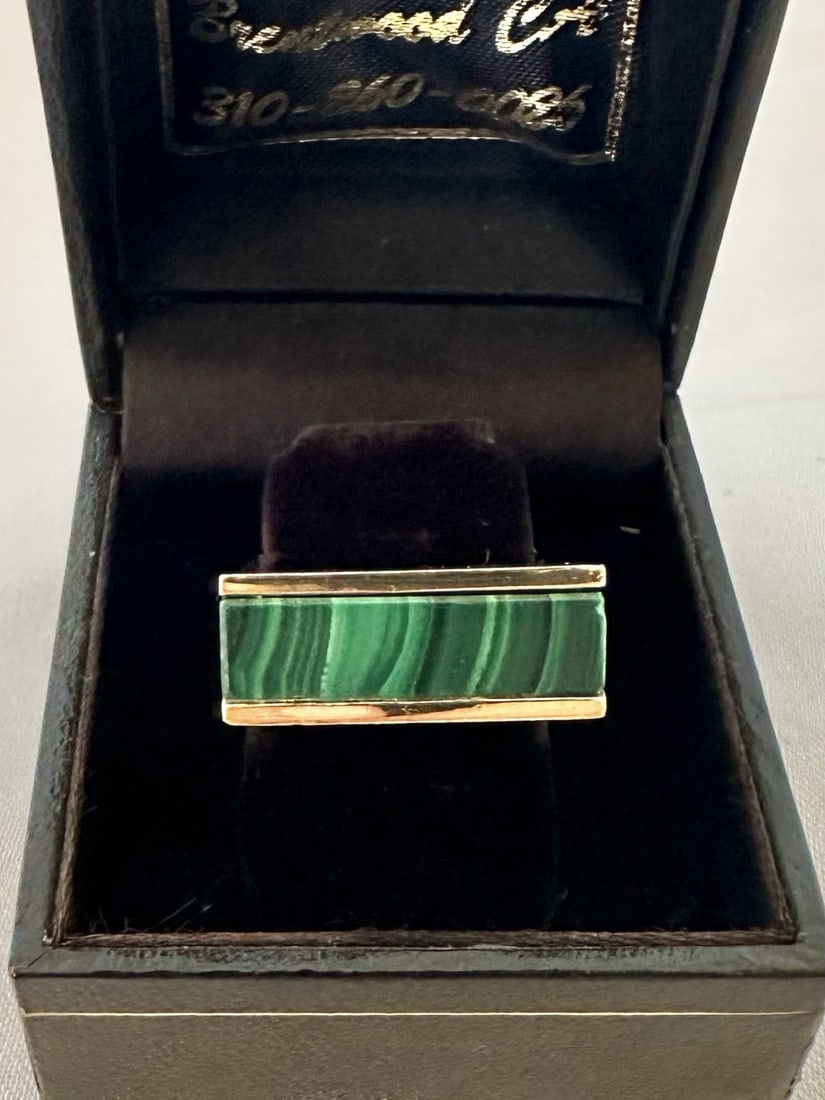 Stunning 18K Yellow Gold Malachite Ring Size 6 Unbranded: Stunning 18K Yellow Gold Malachite Ring Size 6 Unbranded This stunning ring features a captivating malachite stone set in luxurious 18k yellow gold. Weighing 16.00 grams, this size 6 ring measures app