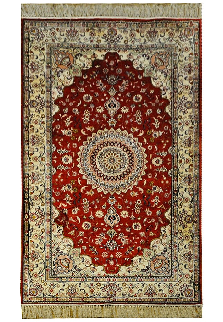 Luxurious 3' x 5' Handmade Silk Area Rug Traditional Design: Luxurious 3' x 5' Handmade Silk Area Rug Traditional Design Elevate your home decor with this exquisite 3' x 5' Handmade Silk Rug, a true masterpiece of craftsmanship and elegance. Meticulously handwo
