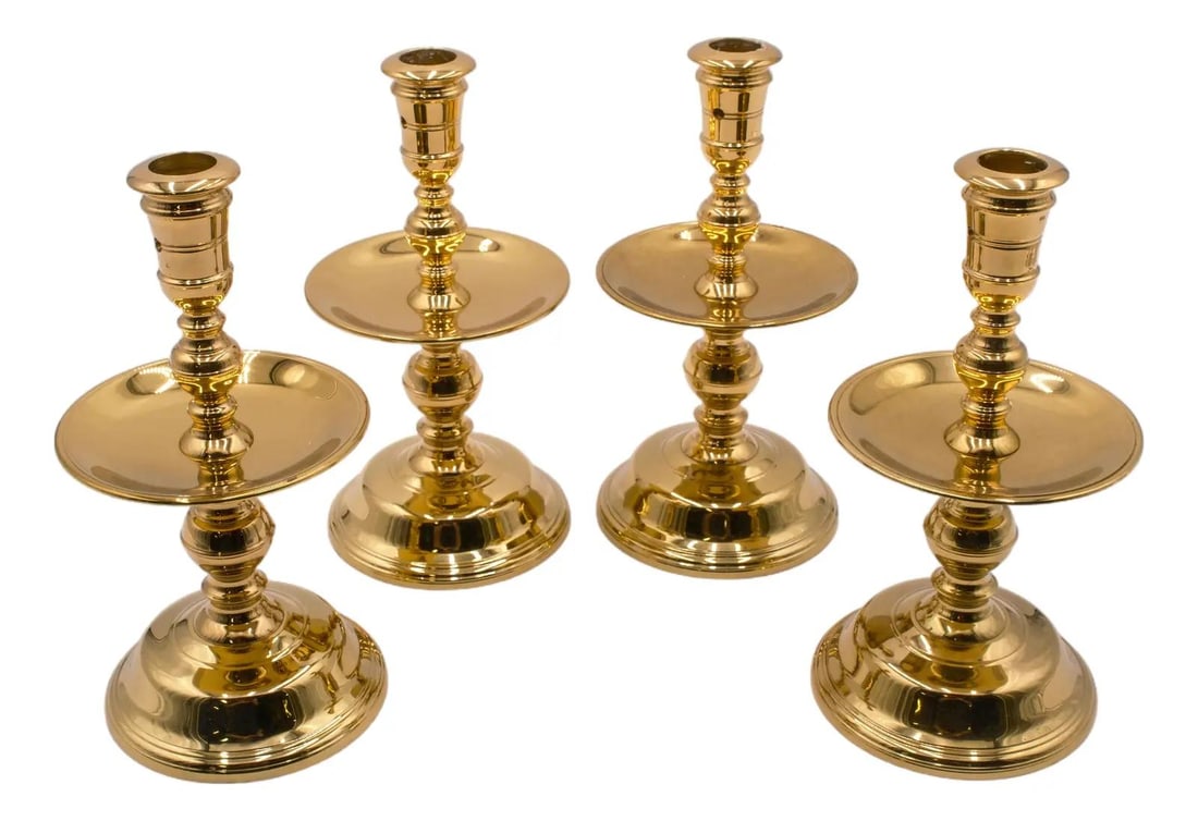 Set of 4 Brass Colonial Williamsburg Candlesticks USA Made: Set of 4 Brass Colonial Williamsburg Candlesticks USA Made Enhance your home decor with this exquisite set of four brass candlesticks, inspired by Colonial Williamsburg. Each mid-drip candlestick feat