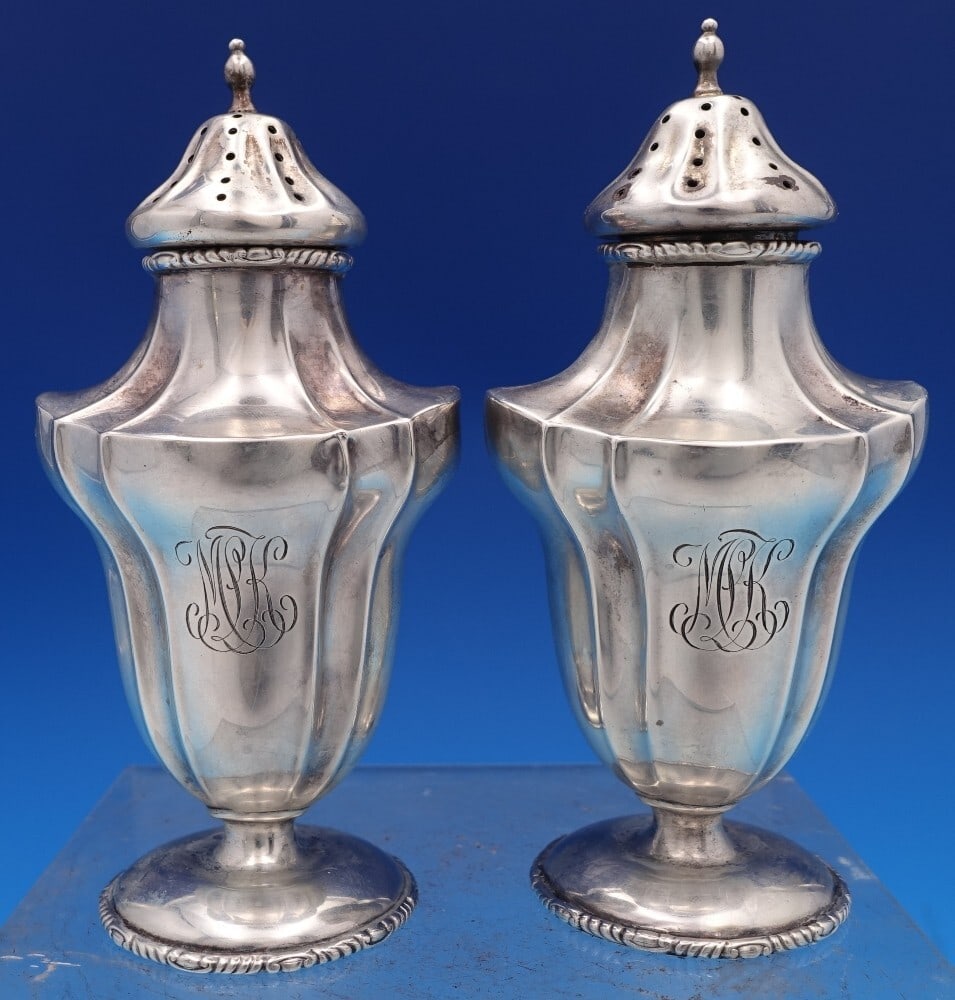 Frank Smith Newport Scroll Sterling Silver Salt and Pepper Shakers Pair Art Nouveau: Frank Smith Newport Scroll Sterling Silver Salt and Pepper Shakers Pair Art Nouveau This exquisite pair of salt and pepper shakers, crafted by Frank Smith, features the elegant Newport Scroll pattern,