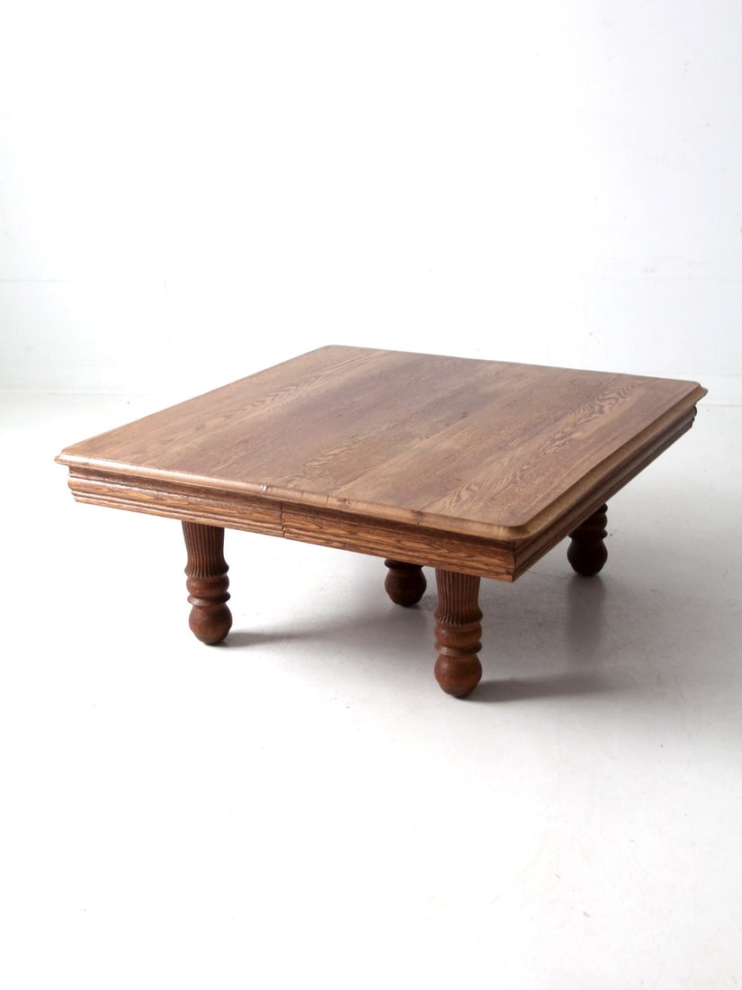 Victorian Antique Oak Coffee Table with Classic Turned Legs: Victorian Antique Oak Coffee Table with Classic Turned Legs This exquisite antique Victorian oak coffee table showcases a rich history and timeless style, originally crafted as a dining table. It feat