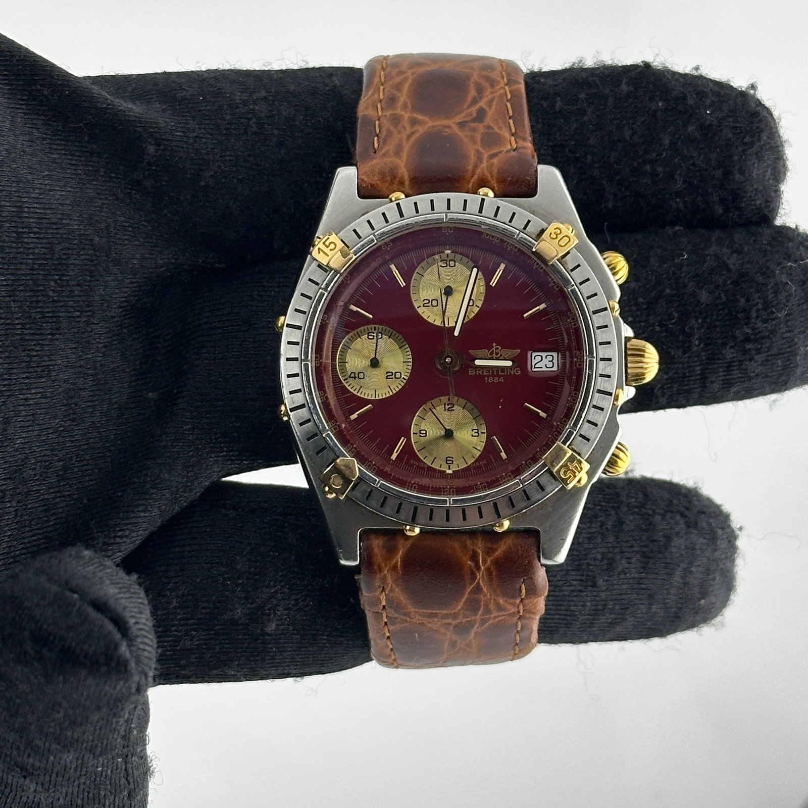 Breitling Chronomat B13047 Burgundy Dial Aftermarket Leather Strap: Breitling Chronomat B13047 Burgundy Dial Aftermarket Leather Strap Introducing the Breitling Chronomat, a stylish and sophisticated timepiece designed for men. This watch features a striking burgundy