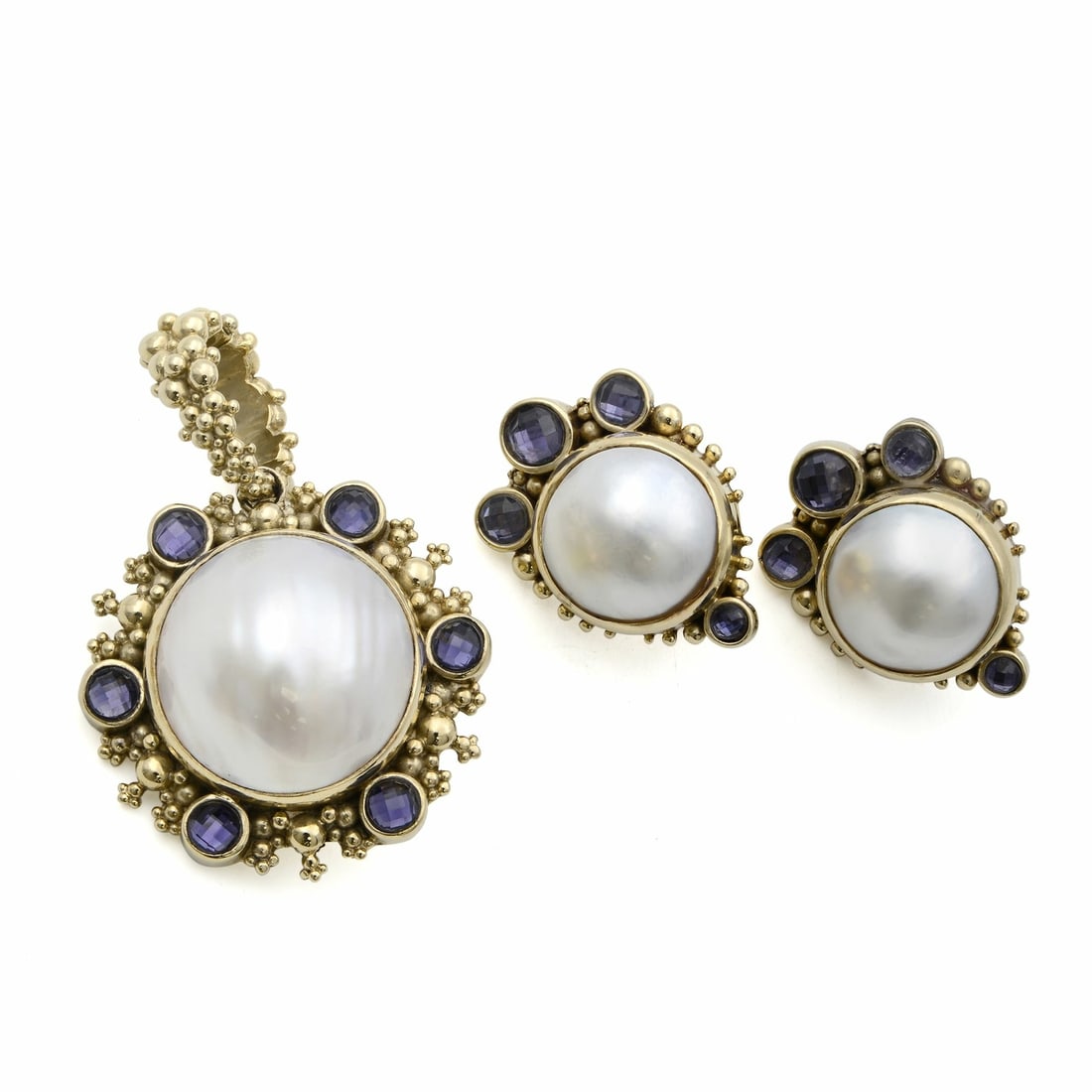 Stephen Dweck 18K Yellow Gold Pearl Amethyst Pendant Earrings Set: Stephen Dweck 18K Yellow Gold Pearl Amethyst Pendant Earrings Set Elevate your jewelry collection with this exquisite Stephen Dweck Jewelry Set, featuring a stunning combination of a pendant and earri