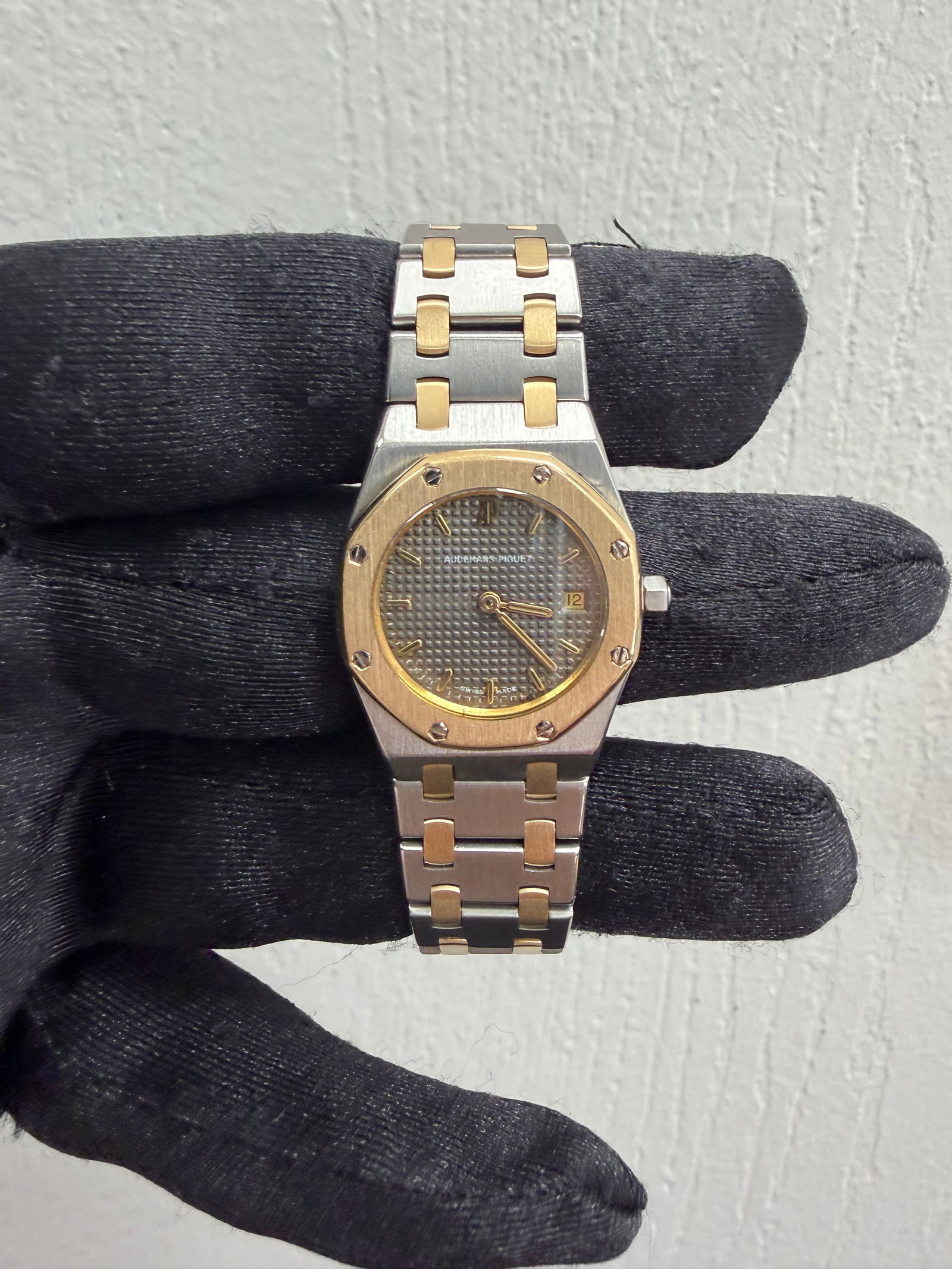 Audemars Piguet Royal Oak 29mm Gray Dial Ref 66270SA: Audemars Piguet Royal Oak 29mm Gray Dial Ref 66270SA This exquisite Audemars Piguet Royal Oak timepiece is designed specifically for ladies, showcasing a sophisticated gray dial that embodies elegance