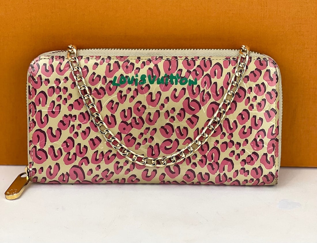 Louis Vuitton Zippy Wallet Leopard Pattern by Stephan Sprouse: Louis Vuitton Zippy Wallet Leopard Pattern by Stephan Sprouse This stylish Louis Vuitton Zippy Wallet features a vibrant leopard pattern designed by Stephan Sprouse. Made from high-quality patent leat