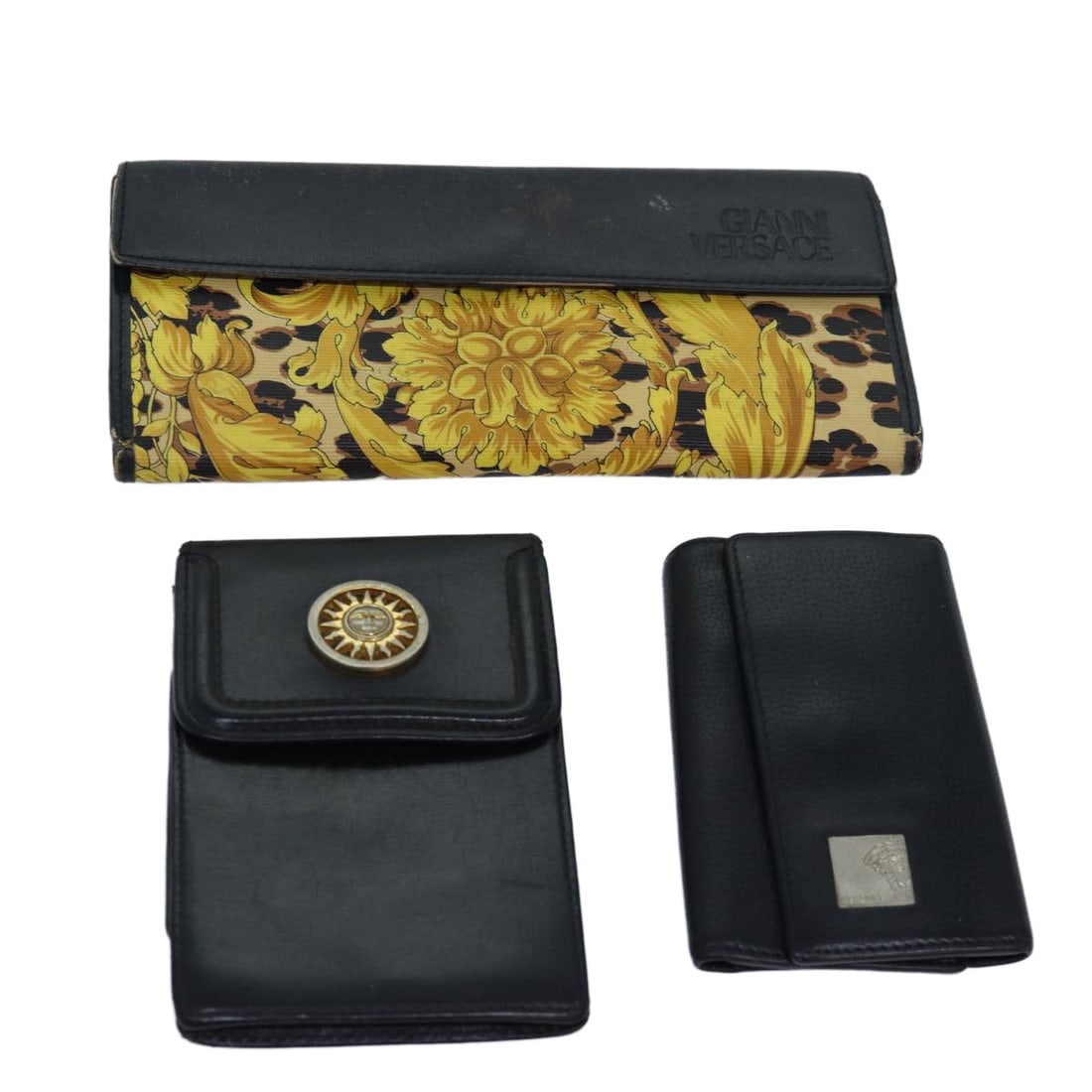 Gianni Versace Barry Leather Key Case 3Set Black Yellow Auth AC3163: Gianni Versace Barry Leather Key Case 3Set Black Yellow Auth AC3163 This Gianni Versace key case set features a stylish design, crafted from high-quality leather in a striking black and yellow color c