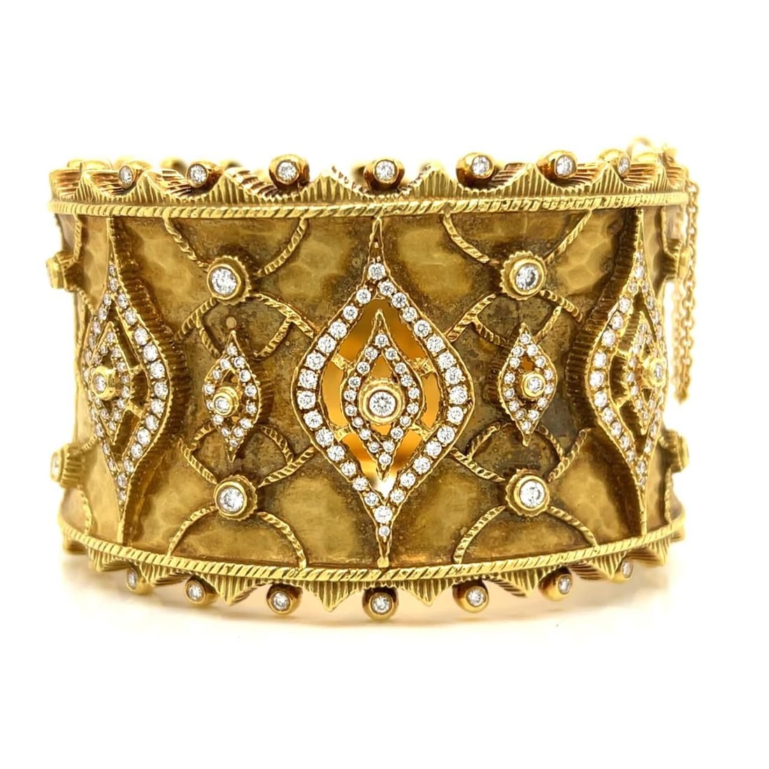 18K Yellow Gold Diamond Bracelet 187 Diamonds 4.60 Ct Hallmark DP: 18K Yellow Gold Diamond Bracelet 187 Diamonds 4.60 Ct Hallmark DP This exquisite 18K yellow gold diamond bracelet features a stunning array of 187 diamonds, with a total weight of approximately 4.60 c