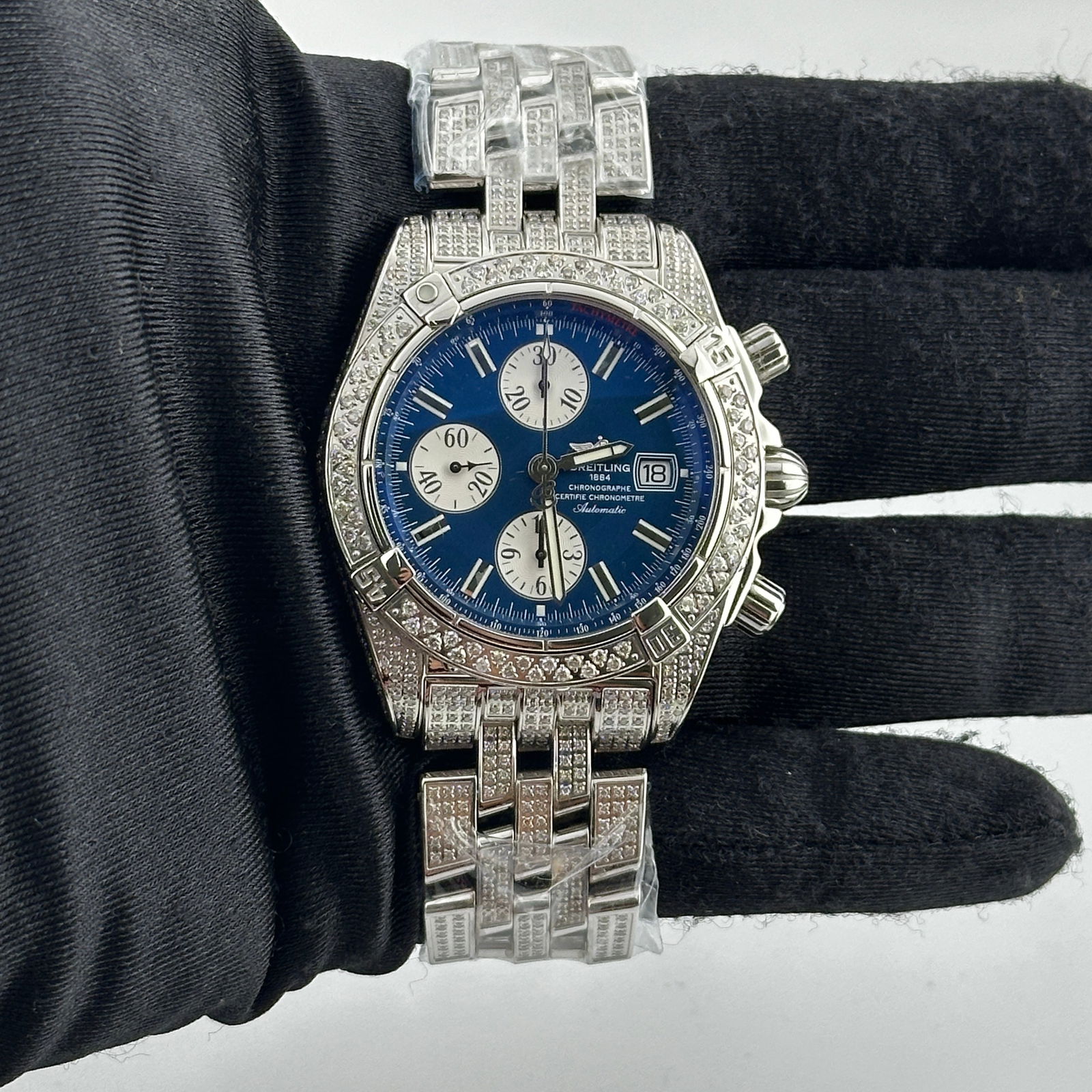 Breitling Chronomat Evolution Blue Dial Diamond Ref A13356 Luxury Men's Watch: Breitling Chronomat Evolution Blue Dial Diamond Ref A13356 Luxury Men's Watch Discover the elegance of the Breitling Chronomat Evolution, featuring a striking blue dial adorned with a dazzling diamond