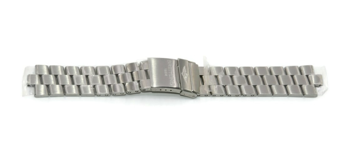 Breitling Authentic Stainless Steel 22MM Wristwatch Bracelet 134A: Breitling Authentic Stainless Steel 22MM Wristwatch Bracelet 134A This Breitling stainless steel bracelet is designed for wristwatches, featuring a robust construction that ensures durability and styl