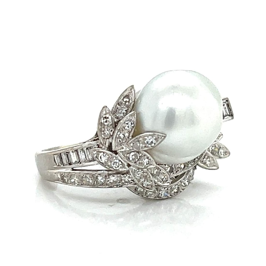 18K White Gold Ring with 1.40 Ct Diamonds and South Sea Pearl: 18K White Gold Ring with 1.40 Ct Diamonds and South Sea Pearl This exquisite ring features a stunning combination of 18K white gold, 46 sparkling diamonds, and a magnificent South Sea pearl. The diamo
