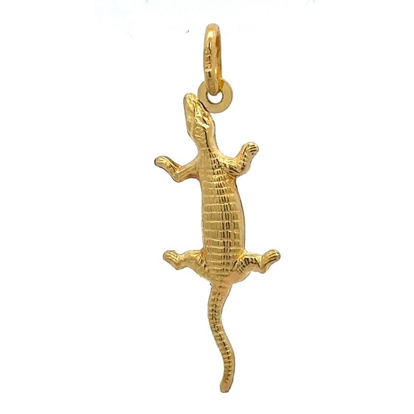 18K Yellow Gold 3D Alligator Crocodile Charm Pendant Italy: 18K Yellow Gold 3D Alligator Crocodile Charm Pendant Italy This exquisite estate collectible charm pendant features a beautifully crafted 3D alligator/crocodile design, expertly made from 18K solid ye