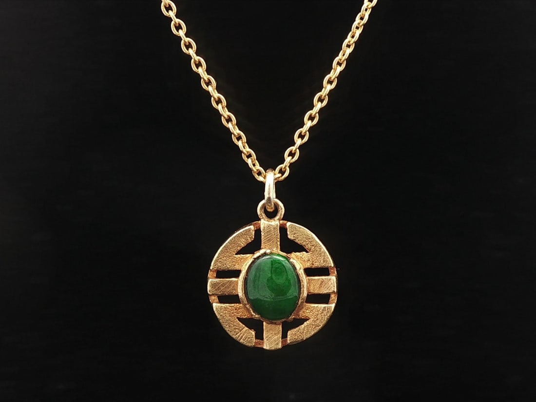 Vintage 24k Gold Chinese Jade Pendant Necklace 20 Inch Chain: Vintage 24k Gold Chinese Jade Pendant Necklace 20 Inch Chain This exquisite vintage pendant features a stunning natural jade stone with an oval cabochon cut, bezel set to enhance its deep green color.