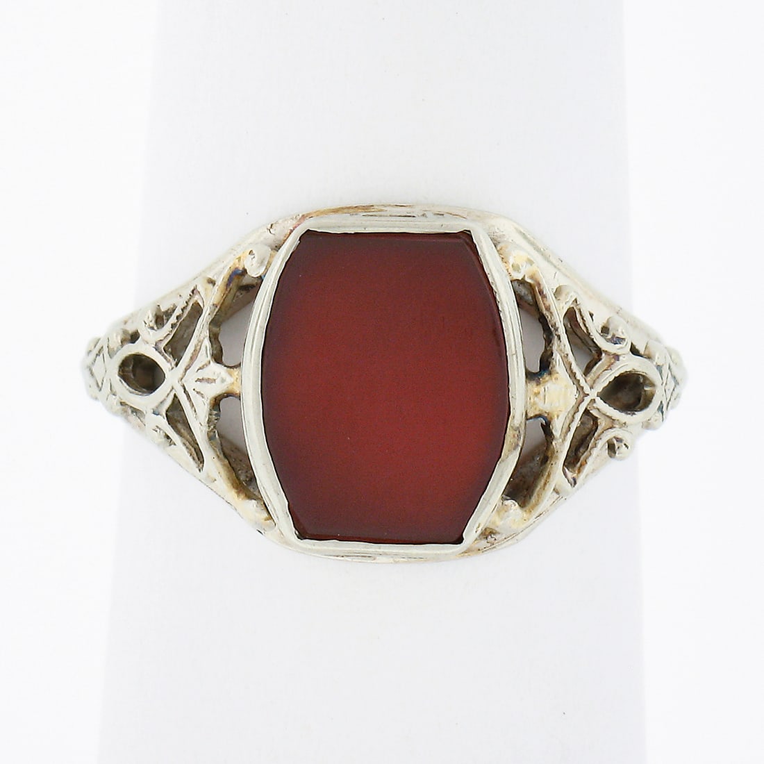 Antique 14K White Gold Filigree Carnelian Solitaire Ring Art Deco 5.5: Antique 14K White Gold Filigree Carnelian Solitaire Ring Art Deco 5.5 This exquisite antique ring showcases a stunning 14k white gold bezel setting, expertly crafted during the Art Deco era (1915-1935