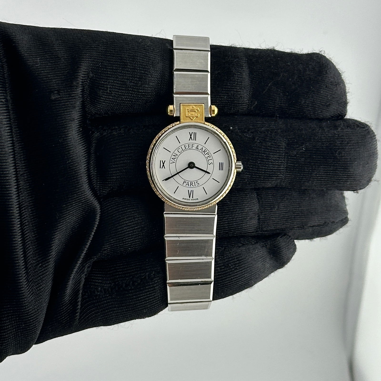 Van Cleef & Arpels La Collection White Dial Diamond Bezel Ref 43606 Ladies Watch: Van Cleef & Arpels La Collection White Dial Diamond Bezel Ref 43606 Ladies Watch Discover the elegance of the Van Cleef & Arpels La Collection watch, designed specifically for ladies. This exquisite t