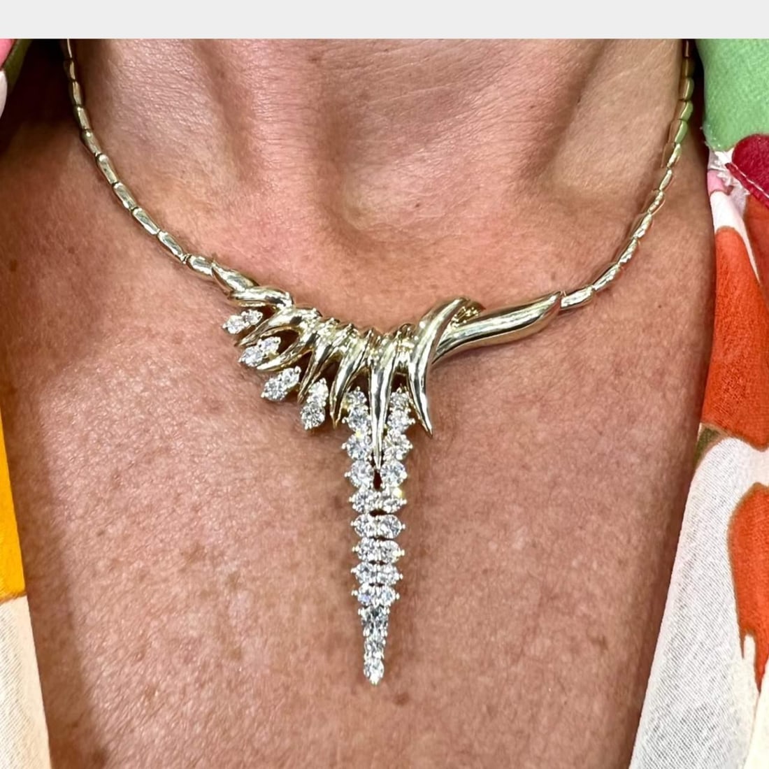 Jose Hess 14K Yellow Gold Necklace with 29 Diamonds 2.00 Ct G-H VVS-VS: Jose Hess 14K Yellow Gold Necklace with 29 Diamonds 2.00 Ct G-H VVS-VS This exquisite Jose Hess necklace is crafted from 14K yellow gold and features a stunning array of 29 diamonds. The total diamond