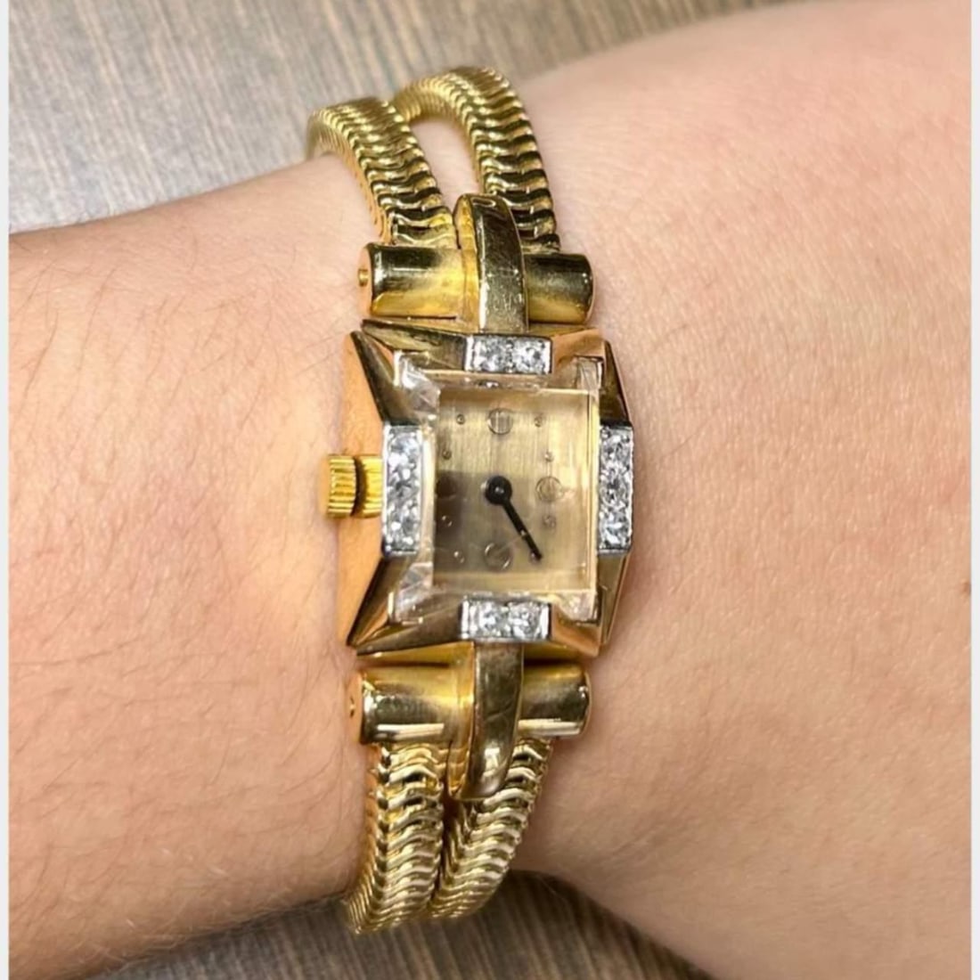 UTI French 18K Yellow Gold Watch with 10 Diamonds: UTI French 18K Yellow Gold Watch with 10 Diamonds This exquisite UTI French watch is crafted from 18K yellow gold and features a total weight of 56.5 grams. It is elegantly adorned with 10 diamonds, c