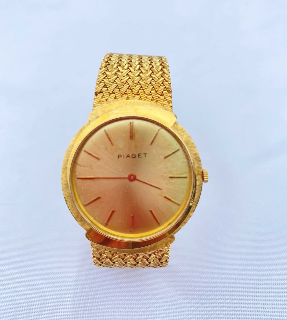 Vintage 18K Yellow Gold Piaget Automatic Watch with Box 1960-1980: Vintage 18K Yellow Gold Piaget Automatic Watch with Box 1960-1980 Discover the elegance of this exquisite 18K yellow gold Piaget automatic watch, a stunning piece from the 1960-1980 era. This timepiec