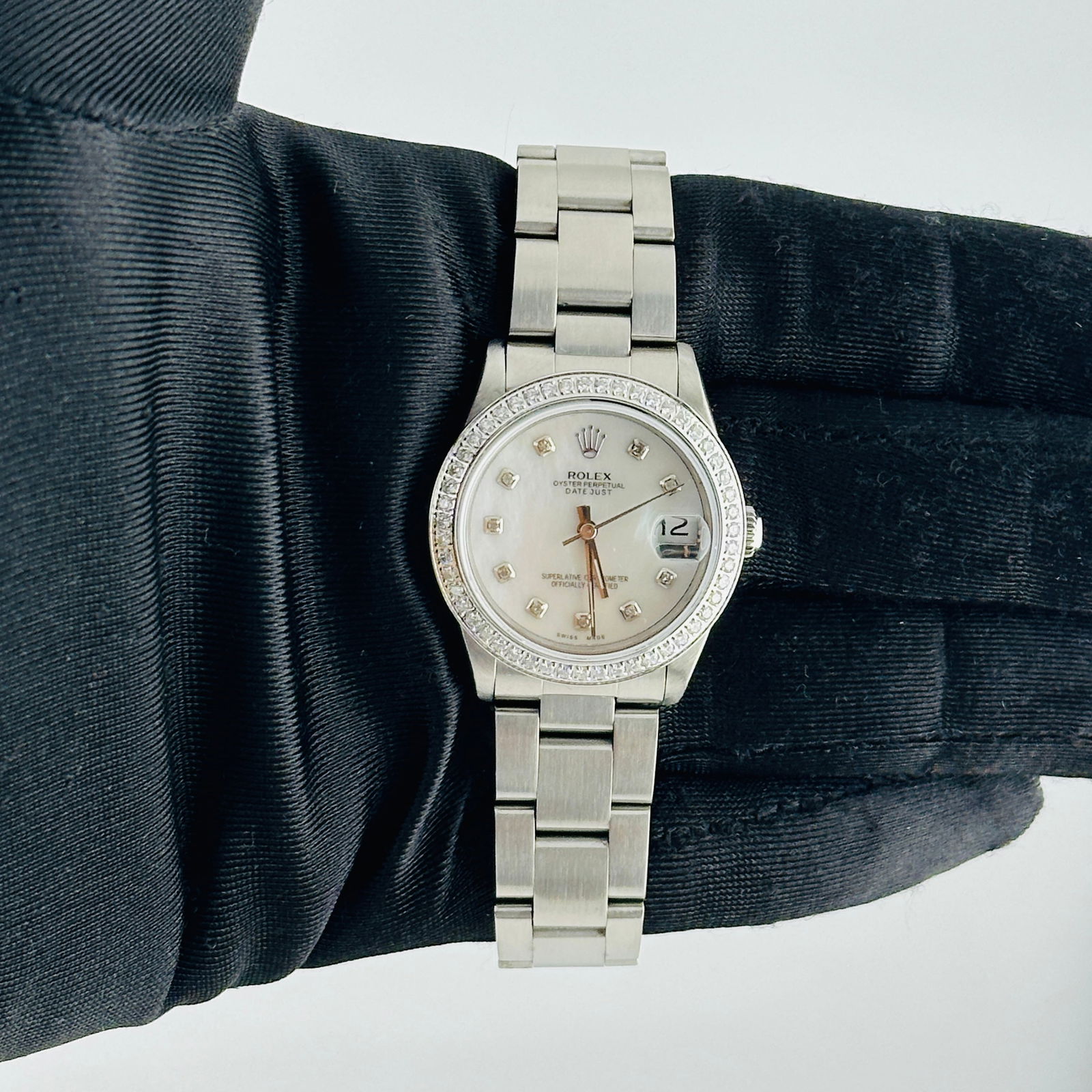 Rolex Datejust 68240 Ladies White MOP Diamond Dial Oyster Bracelet: Rolex Datejust 68240 Ladies White MOP Diamond Dial Oyster Bracelet This exquisite Rolex Datejust watch is designed for ladies and features a stunning Aftermarket White Mother of Pearl (MOP) dial adorn