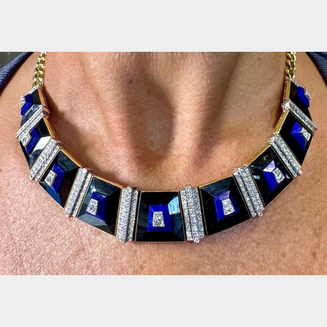 18K Platinum Lapis Lazuli Onyx Diamond Necklace 270 Stones 6.5 Ct: 18K Platinum Lapis Lazuli Onyx Diamond Necklace 270 Stones 6.5 Ct This stunning necklace features a luxurious combination of 18K gold and platinum, adorned with vibrant lapis lazuli and onyx stones. I