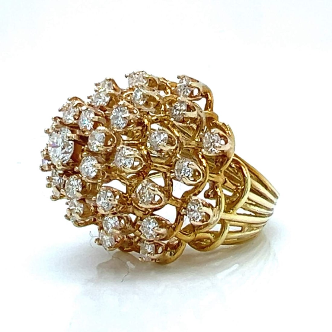 Elegant 18K Yellow Gold 2.50 Ct Diamond Ring with 41 Stones: Elegant 18K Yellow Gold 2.50 Ct Diamond Ring with 41 Stones This exquisite 18K yellow gold ring showcases a stunning array of 41 diamonds, totaling approximately 2.50 carats. The diamonds exhibit a be