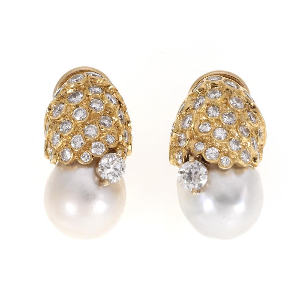 Vintage 18k Gold Diamond South Sea Pearl Huggie Earrings: Vintage 18k Gold Diamond South Sea Pearl Huggie Earrings Elevate your elegance with this magnificent vintage pair of earrings, expertly crafted from 18k yellow gold. The unique scale design features a