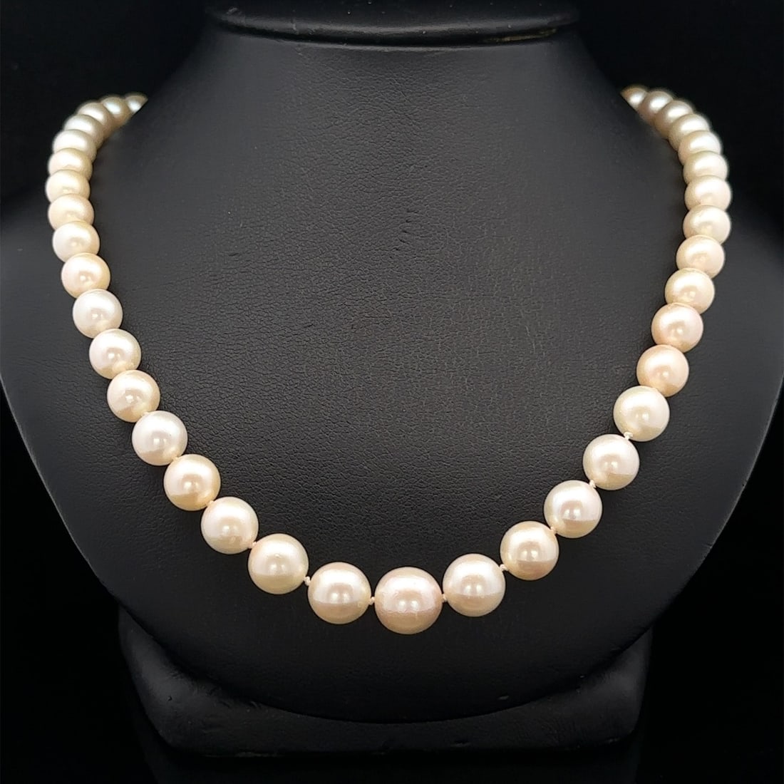 Graduated Pearl Bead Necklace with 14k White Gold Clasp and Diamonds: Graduated Pearl Bead Necklace with 14k White Gold Clasp and Diamonds This exquisite graduated pearl strand necklace features a stunning collection of genuine cultured pearls, showcasing a beautiful of