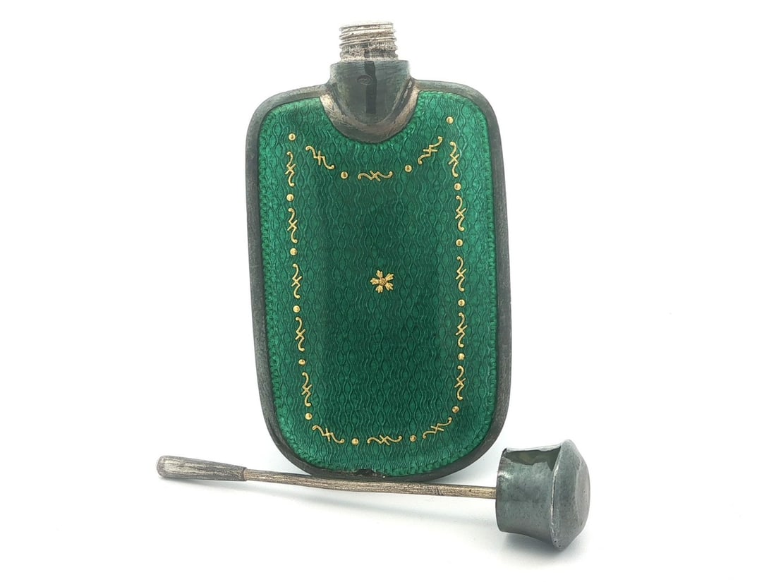 Vintage Sterling Silver Green Enamel Perfume Bottle with Gold Accents: Vintage Sterling Silver Green Enamel Perfume Bottle with Gold Accents This exquisite vintage perfume scent bottle is crafted from solid sterling silver and features intricate dual-side green enamel wo