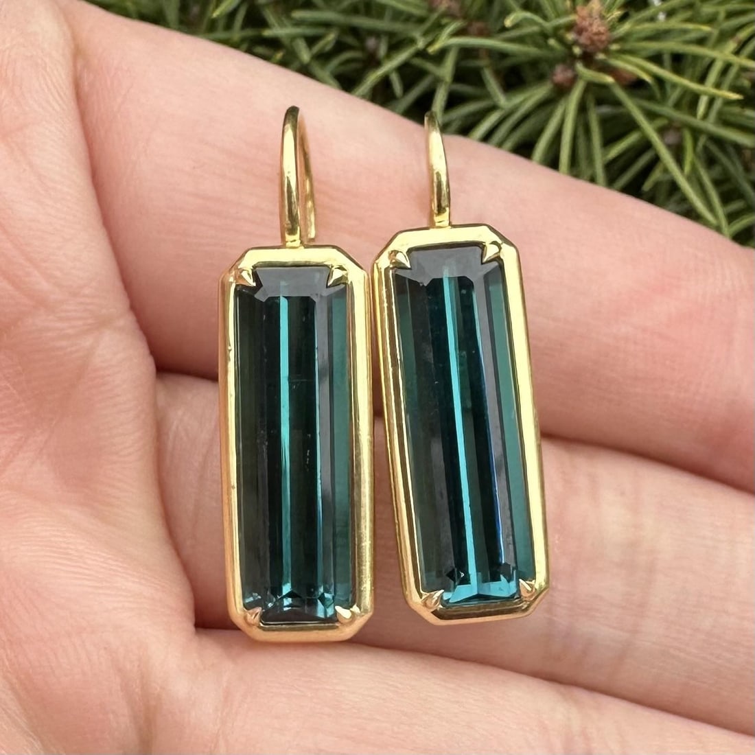 Rare 18k Yellow Gold GIA 9.28ct Blue Green Tourmaline Drop Earrings: Rare 18k Yellow Gold GIA 9.28ct Blue Green Tourmaline Drop Earrings Presenting a stunning pair of dangle/drop earrings crafted from solid 18k yellow gold, featuring natural blue-green tourmaline stone
