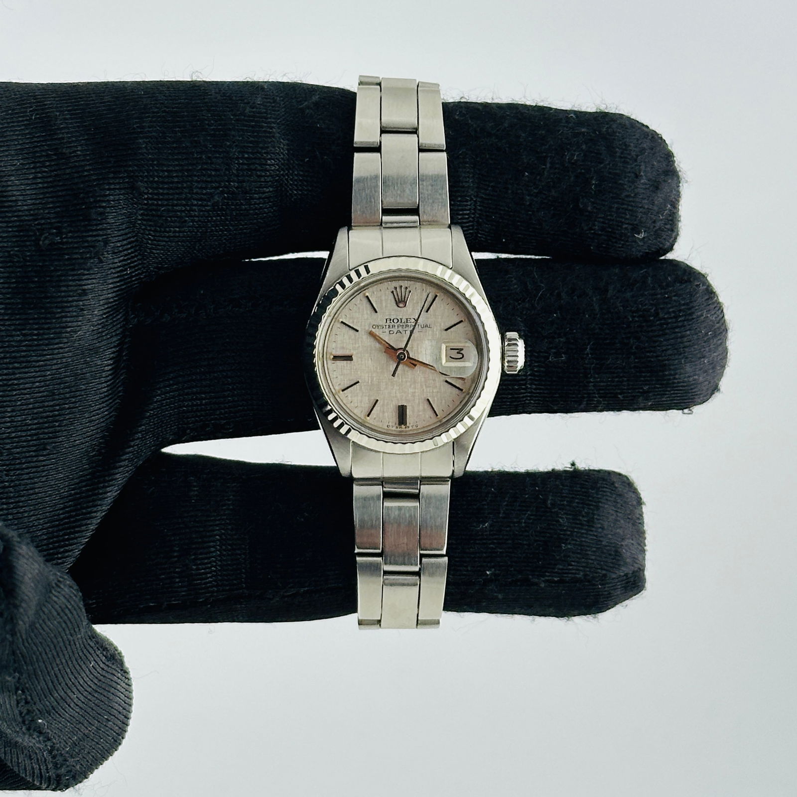 Rolex Datejust Oyster Ref 6917 Silver Linen Dial Ladies Watch: Rolex Datejust Oyster Ref 6917 Silver Linen Dial Ladies Watch This exquisite Rolex Datejust features a stunning silver linen dial, housed within a fluted bezel. Designed specifically for ladies, this