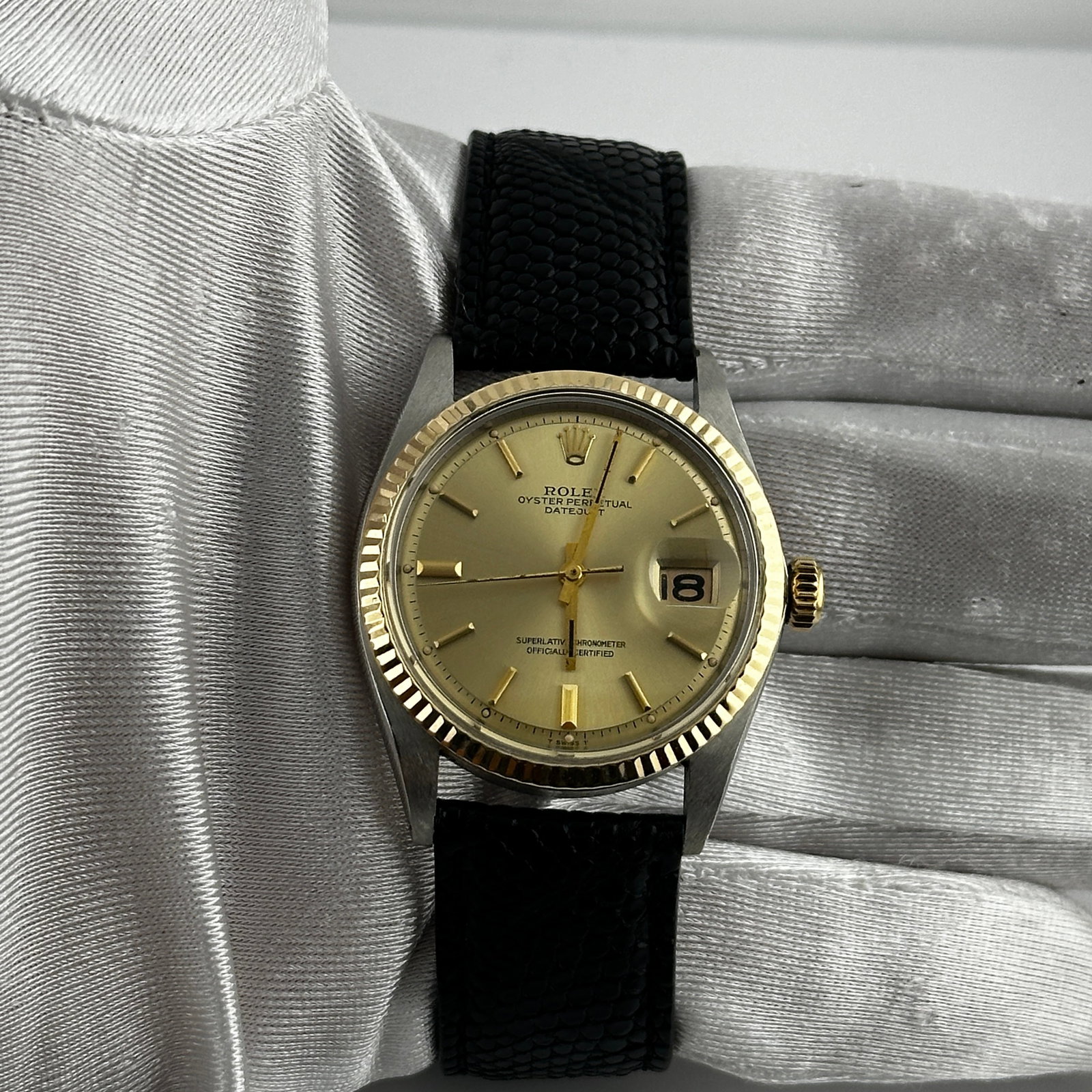 Rolex Datejust 1601 Champagne Stick Dial After Market Leather Band: Rolex Datejust 1601 Champagne Stick Dial After Market Leather Band This exquisite Rolex Datejust features a stunning champagne stick dial, complemented by a fluted bezel. Designed for men, this timepi