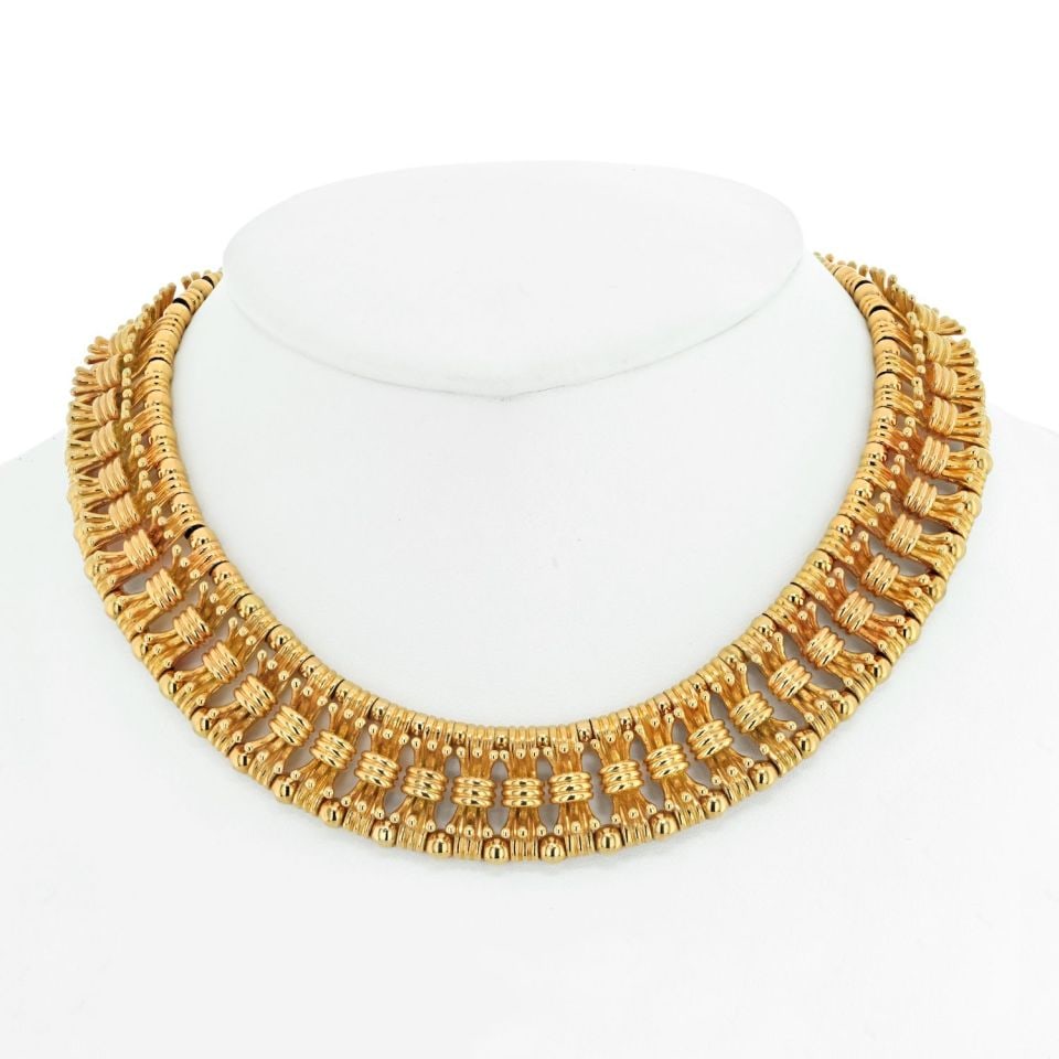 Tiffany & Co. Schlumberger 18K Yellow Gold Bow Tie Necklace: Tiffany & Co. Schlumberger 18K Yellow Gold Bow Tie Necklace Experience the timeless elegance of the Tiffany & Co. Schlumberger 18K Yellow Gold Bow Tie Necklace. Designed by the legendary Jean Schlumbe