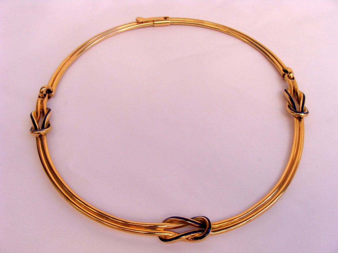 Gucci 1970 18K Yellow Gold Enamel Collar Necklace with Bag and Box: Gucci 1970 18K Yellow Gold Enamel Collar Necklace with Bag and Box Introducing a stunning Gucci 1970 collar necklace crafted from 18K yellow gold and adorned with exquisite enamel. This elegant piece