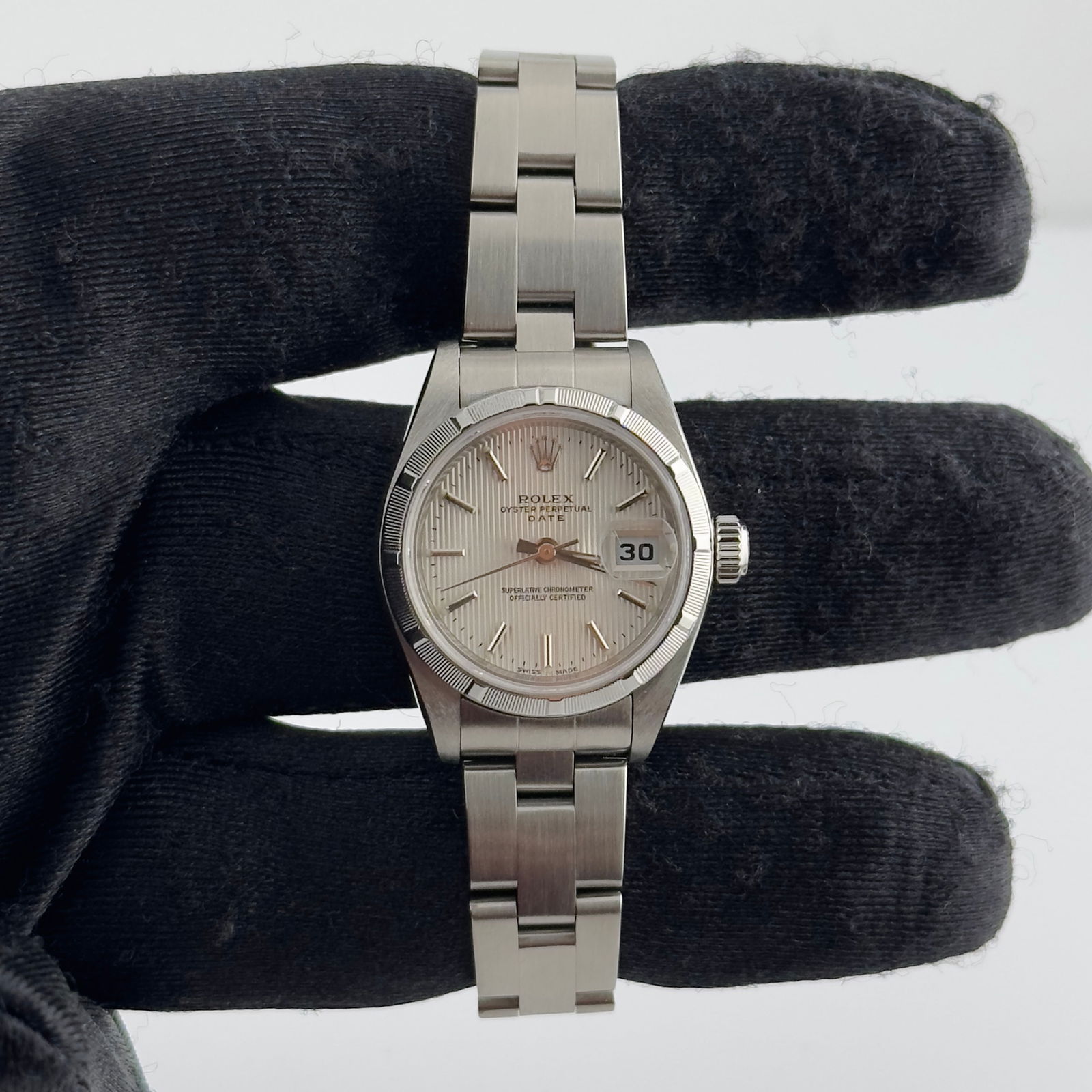 Rolex Date 79190 Ladies Watch Silver Tapestry Dial Oyster Bracelet 2010: Rolex Date 79190 Ladies Watch Silver Tapestry Dial Oyster Bracelet 2010 This exquisite Rolex Date wristwatch features a stunning silver tapestry dial, expertly housed in a durable stainless steel (SS)