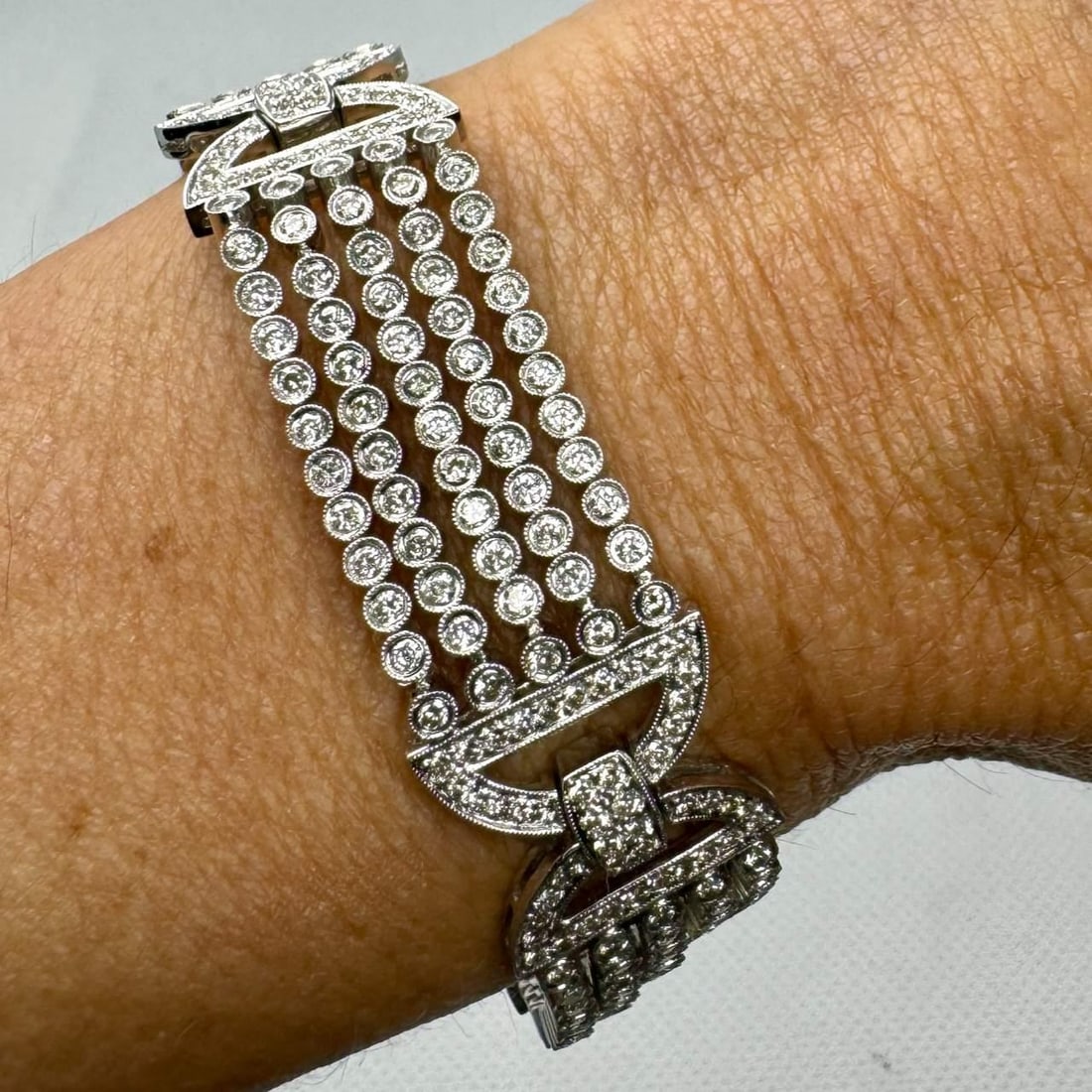 Elegant 18K White Gold 12.50 Ct Diamond Bracelet with 424 Stones: Elegant 18K White Gold 12.50 Ct Diamond Bracelet with 424 Stones This stunning bracelet is crafted from 18K white gold and features an impressive total of 424 diamonds, weighing approximately 12.50 ca