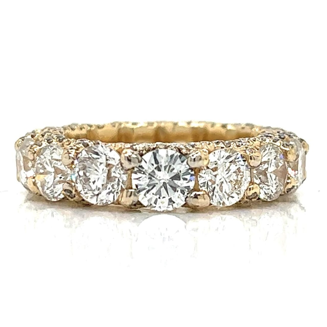 Elegant 14K Yellow Gold 7.95 Ct Diamond Ring with 15 and 200 Diamonds: Elegant 14K Yellow Gold 7.95 Ct Diamond Ring with 15 and 200 Diamonds This stunning 14K Yellow Gold Diamond Ring showcases a total of 7.95 carats of exquisite diamonds. The ring weighs 8.2 grams and i