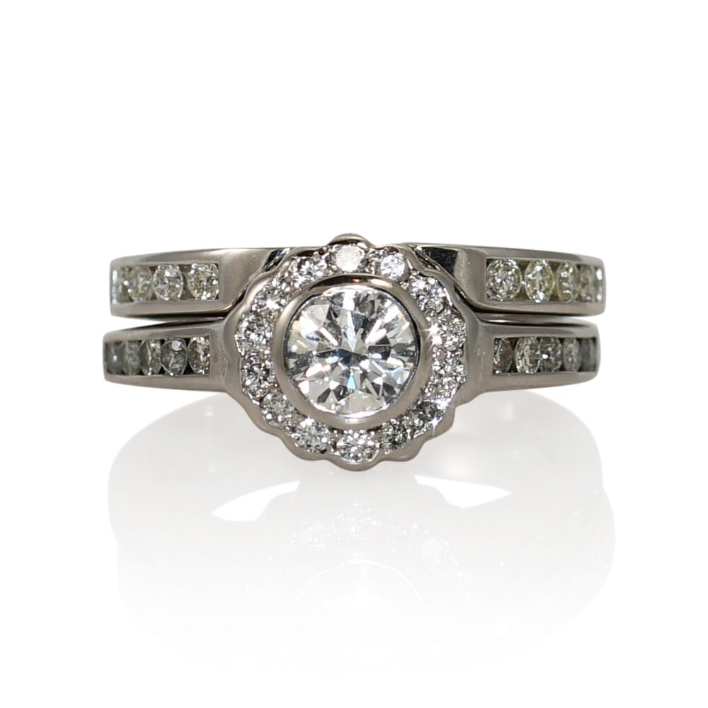 Elegant 18K White Gold Diamond Wedding Ring Set 1.10ctw: Elegant 18K White Gold Diamond Wedding Ring Set 1.10ctw This exquisite 18K White Gold Diamond Wedding Ring Set is a stunning choice for engagement or wedding. The set features a main round brilliant d