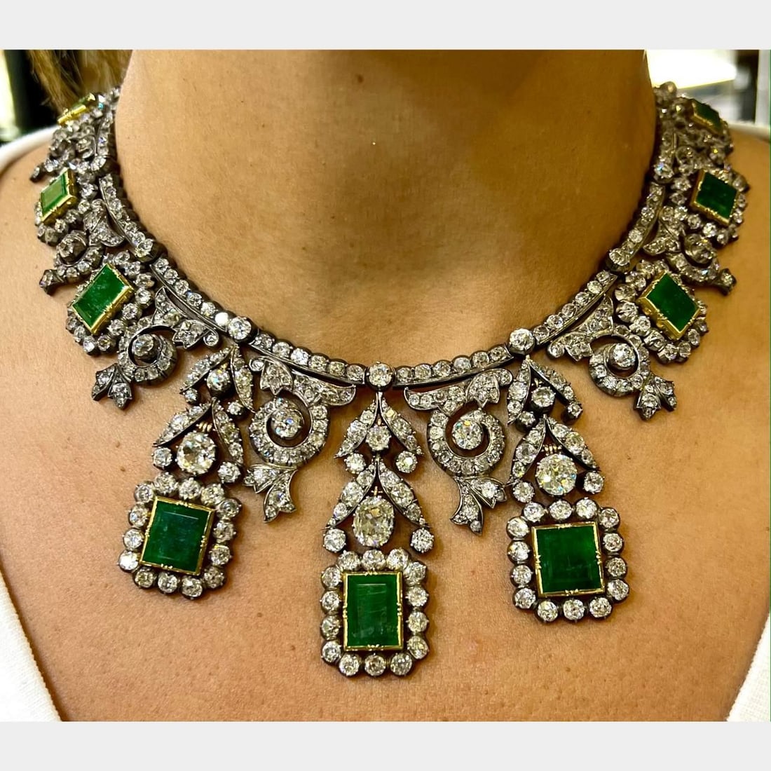 Victorian 18K Gold Silver Emerald Diamond Necklace 42 Ct Emeralds 100 Ct Diamonds: Victorian 18K Gold Silver Emerald Diamond Necklace 42 Ct Emeralds 100 Ct Diamonds This exquisite Victorian necklace features a stunning combination of 18K gold and silver, adorned with vibrant emerald