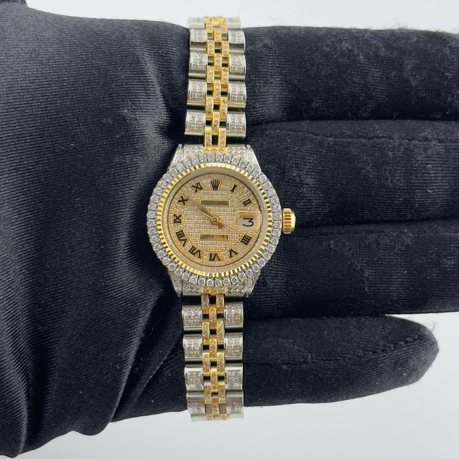 Rolex Datejust 26 Ladies Watch Gold Roman Dial Jubilee Ref 6916: Rolex Datejust 26 Ladies Watch Gold Roman Dial Jubilee Ref 6916 This stunning Rolex Datejust features a gold dial adorned with Roman numeral hour markers, elegantly set within a prong plated bezel. Th