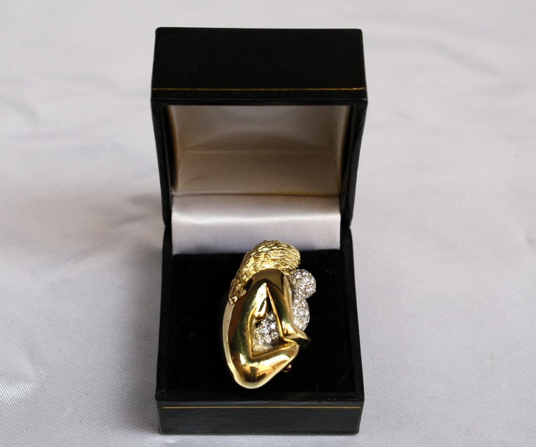 French 18K Gold Diamond Brooch Pendant Necklace Mother Baby: French 18K Gold Diamond Brooch Pendant Necklace Mother Baby This exquisite French brooch-pendant is crafted from 18K yellow gold and adorned with approximately 1 carat of dazzling diamonds. It feature