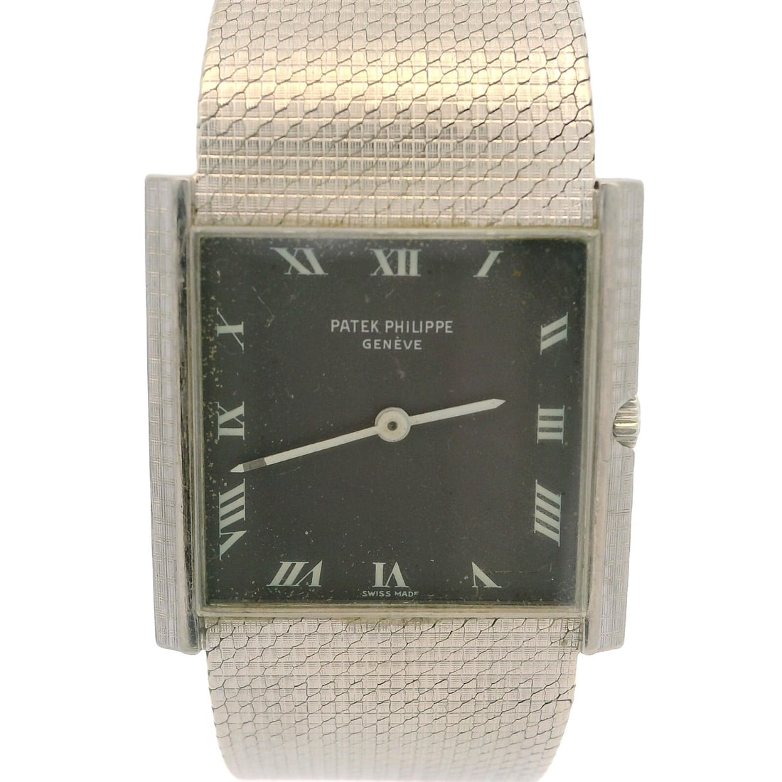 Vintage Patek Philippe 18k White Gold Square Wristwatch 26mm: Vintage Patek Philippe 18k White Gold Square Wristwatch 26mm Experience the elegance of a vintage Patek Philippe wristwatch, crafted from solid 18k white gold. This square timepiece features a gray di