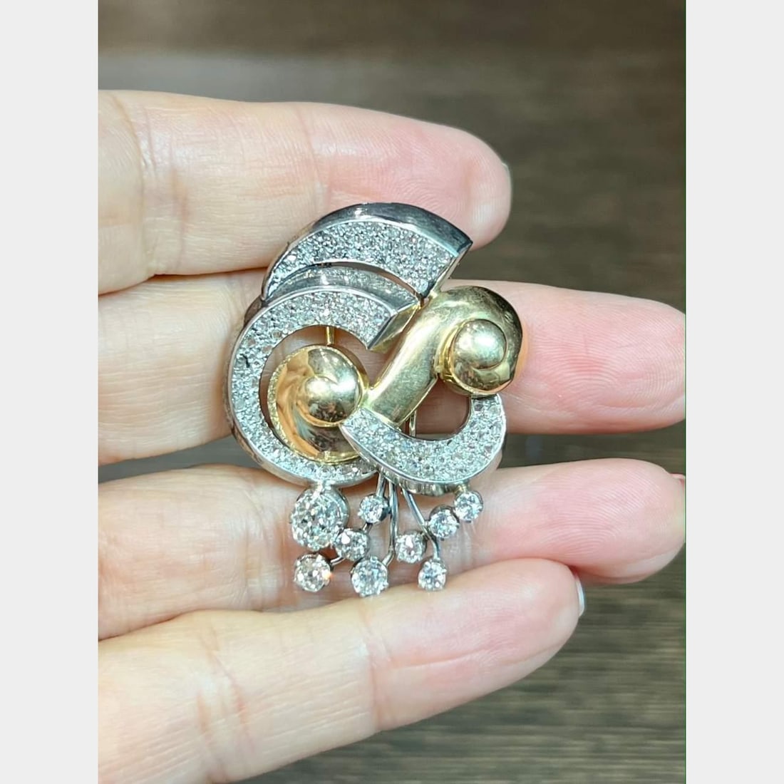 Vintage 18K Gold Platinum Diamond Brooch 0.85 Ct Center 91 Diamonds: Vintage 18K Gold Platinum Diamond Brooch 0.85 Ct Center 91 Diamonds This exquisite Retro brooch is crafted from a blend of 18K gold and platinum, showcasing a stunning central diamond that weighs appr