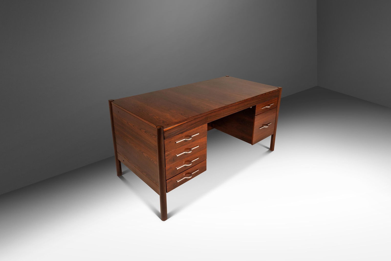 Mid-Century Modern Executive Desk by Jean Gillon in Jacaranda Wood: Mid-Century Modern Executive Desk by Jean Gillon in Jacaranda Wood This exquisite Mid-Century Modern executive desk, designed by Jean Gillon and crafted by Italma Wood Art in Brazil during the 1960s,