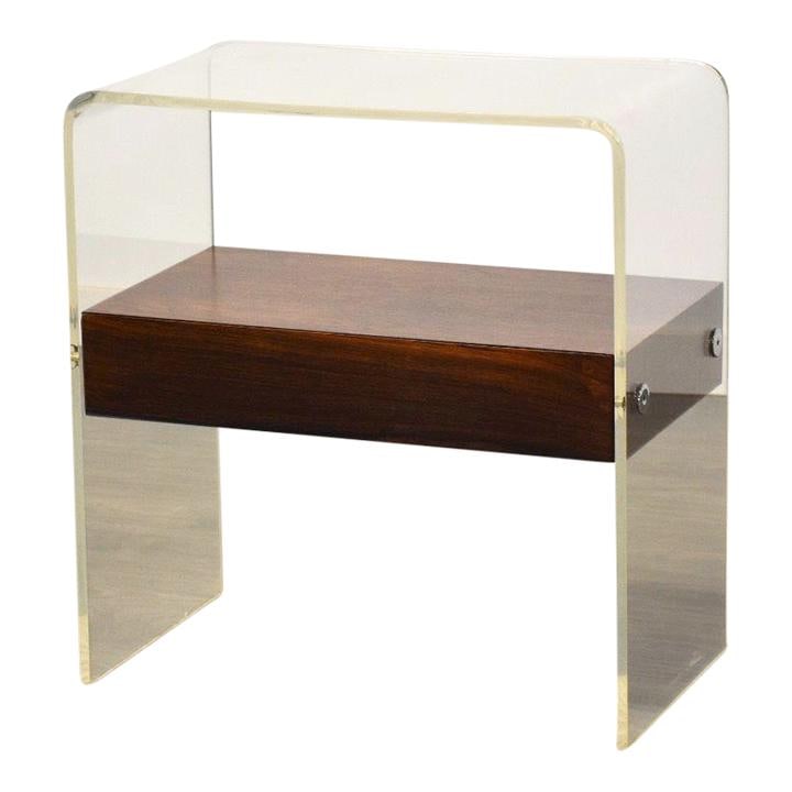 Mid Century Rosewood Lucite Accent Table with Drawer: Mid Century Rosewood Lucite Accent Table with Drawer This mid-century modern side table showcases a beautiful combination of rosewood and lucite, making it a striking accent piece for any room. The ta