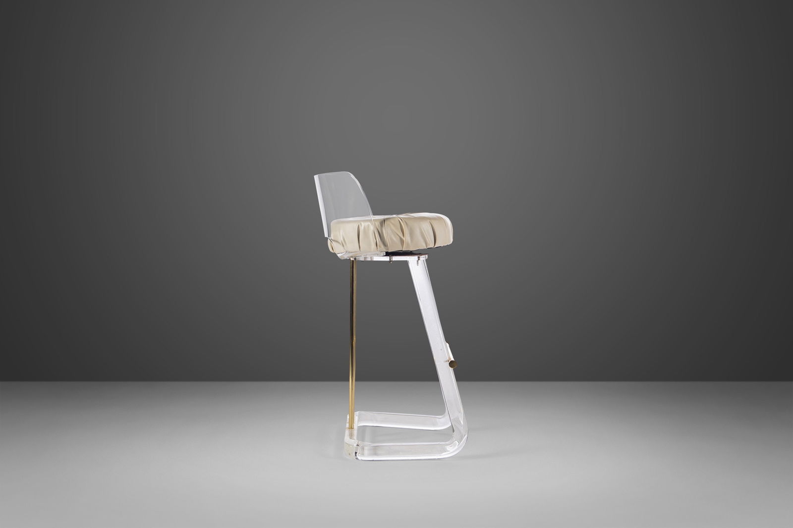 Hollywood Regency Bar Stool by Leon Frost Lucite Brass 1970s Vintage: Hollywood Regency Bar Stool by Leon Frost Lucite Brass 1970s Vintage This stunning Hollywood Regency bar stool, attributed to Leon Frost, features a striking combination of lucite and brass, showcasin