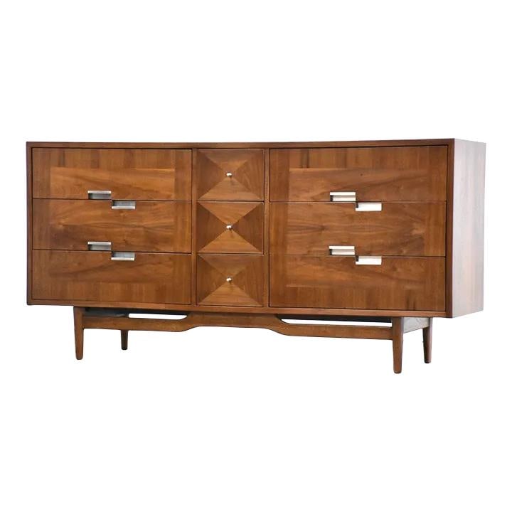 Refinished Mid Century American of Martinsville Walnut Dresser 9 Drawers: Refinished Mid Century American of Martinsville Walnut Dresser 9 Drawers This mid-century modern dresser by American of Martinsville features a stunning walnut finish and is designed with nine spaciou