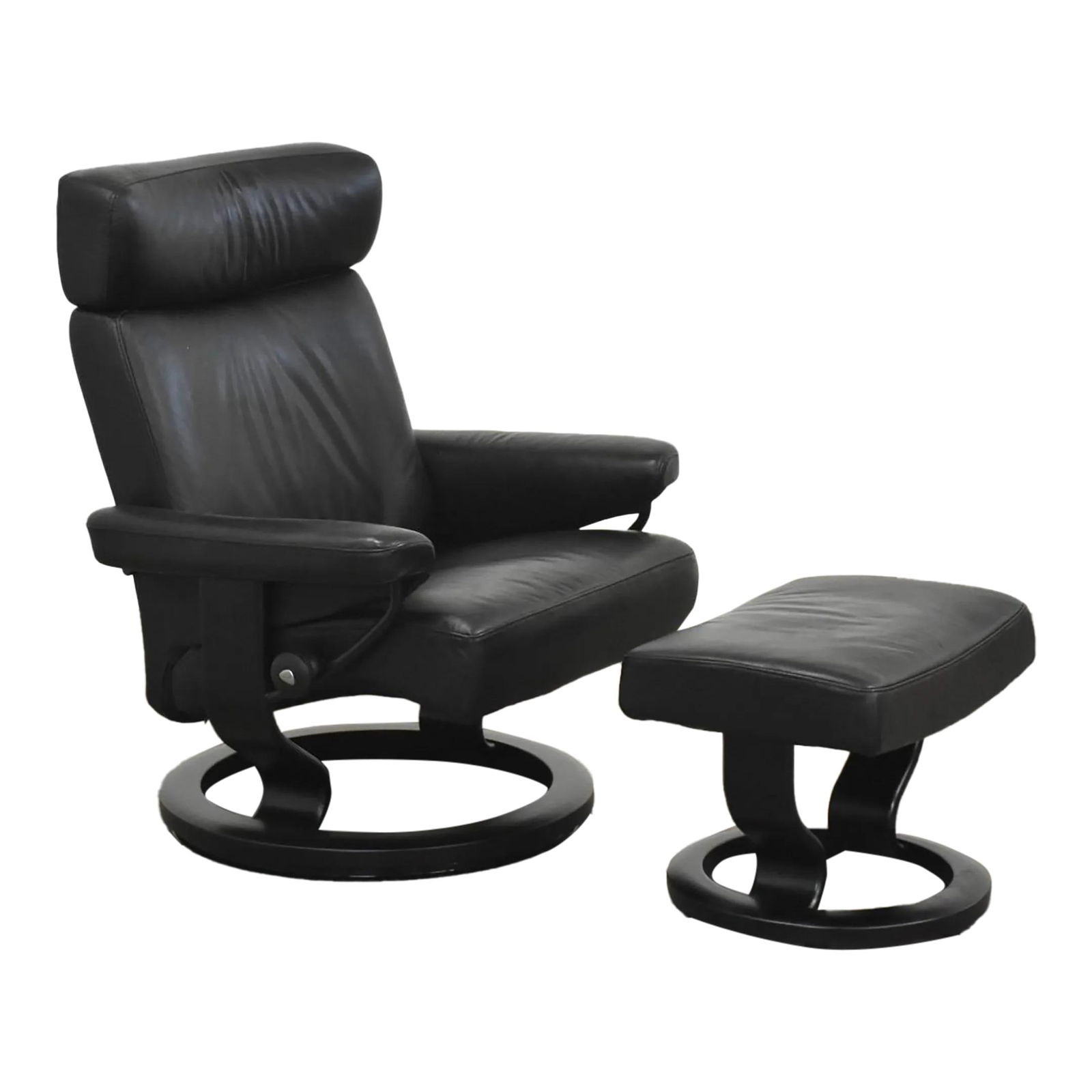 1960s Ekornes Stressless Black Leather Recliner with Ottoman: 1960s Ekornes Stressless Black Leather Recliner with Ottoman This stylish and modern 1960s black leather Ekornes Stressless recliner and ottoman set offers exceptional comfort and support. The recline