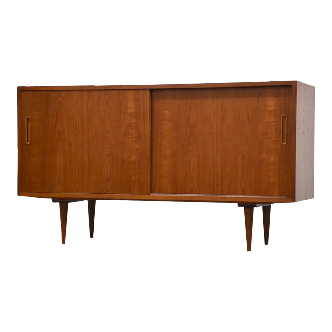 Poul Hundevad Danish Modern Teak Credenza with Sliding Doors: Poul Hundevad Danish Modern Teak Credenza with Sliding Doors This exquisite mid-century modern teak credenza, designed by Poul Hundevad, showcases sleek lines and functional elegance. With two sliding