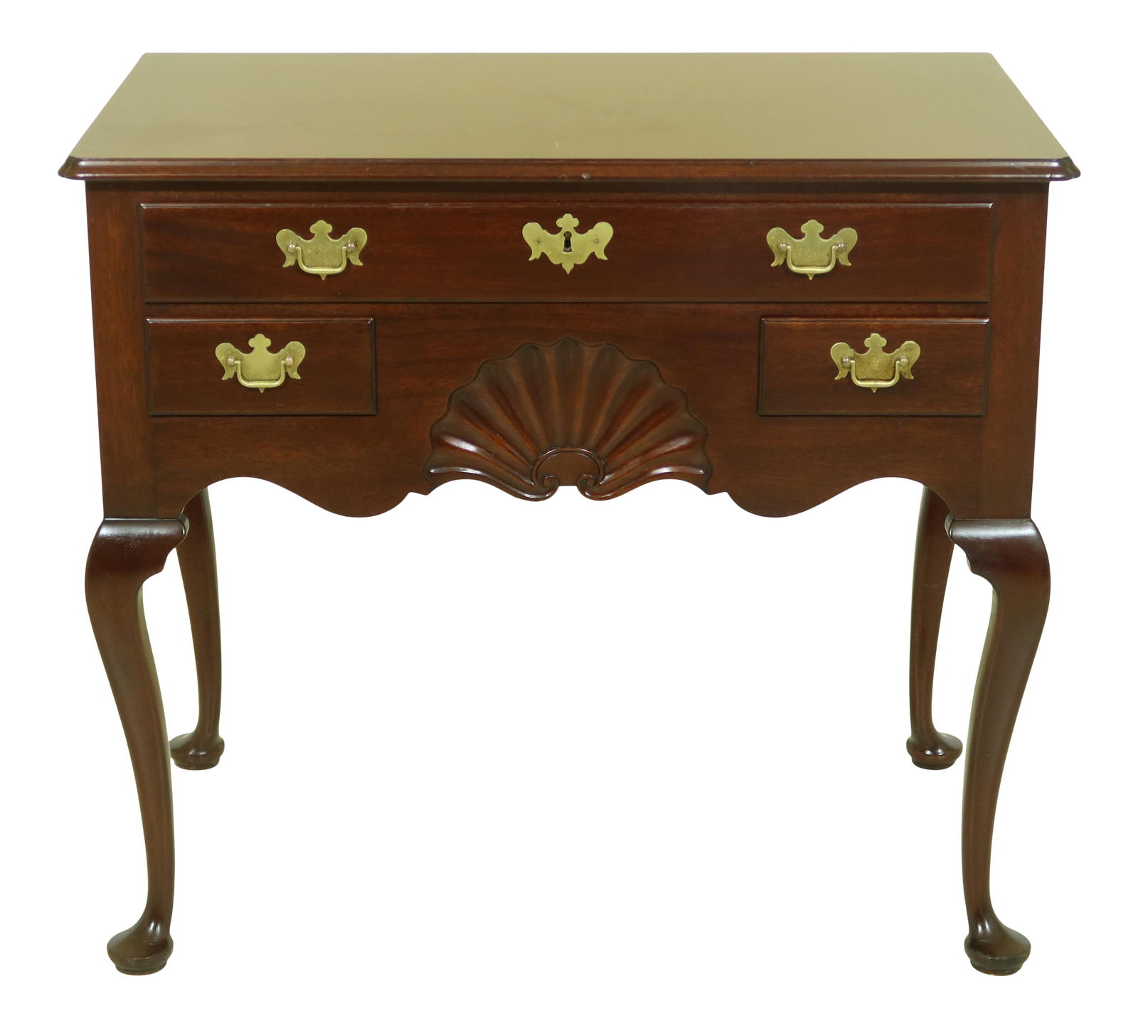 Kittinger HN-22 Historic Newport Mahogany Lowboy with Carved Shell Motif: Kittinger HN-22 Historic Newport Mahogany Lowboy with Carved Shell Motif This Kittinger HN-22 Historic Newport Mahogany Lowboy is a stunning piece from the Historic Newport Collection, showcasing a ri