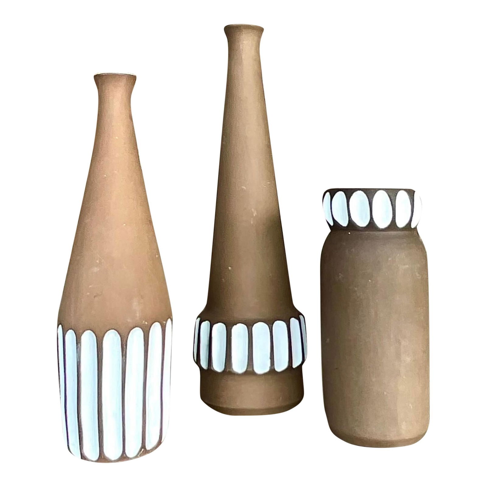 Set of 3 Vintage Boho Studio Pottery Vases Rustic Charm: Set of 3 Vintage Boho Studio Pottery Vases Rustic Charm Enhance your home decor with this set of three Vintage Boho Studio Pottery Vases. Each vase is uniquely handcrafted, showcasing rustic elegance