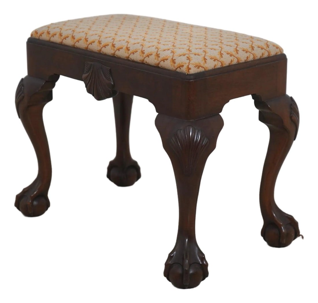 Kittinger U957 Ball & Claw Mahogany Ottoman Chippendale Style: Kittinger U957 Ball & Claw Mahogany Ottoman Chippendale Style This exquisite Kittinger Ball & Claw U957 ottoman or stool features a solid mahogany construction with beautifully carved knees and fine d